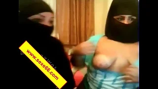 Une infirmiere salope joue avec les seins qui pensile d une femme allaitante