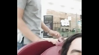 Hombre maduron se coge sillón vibrador